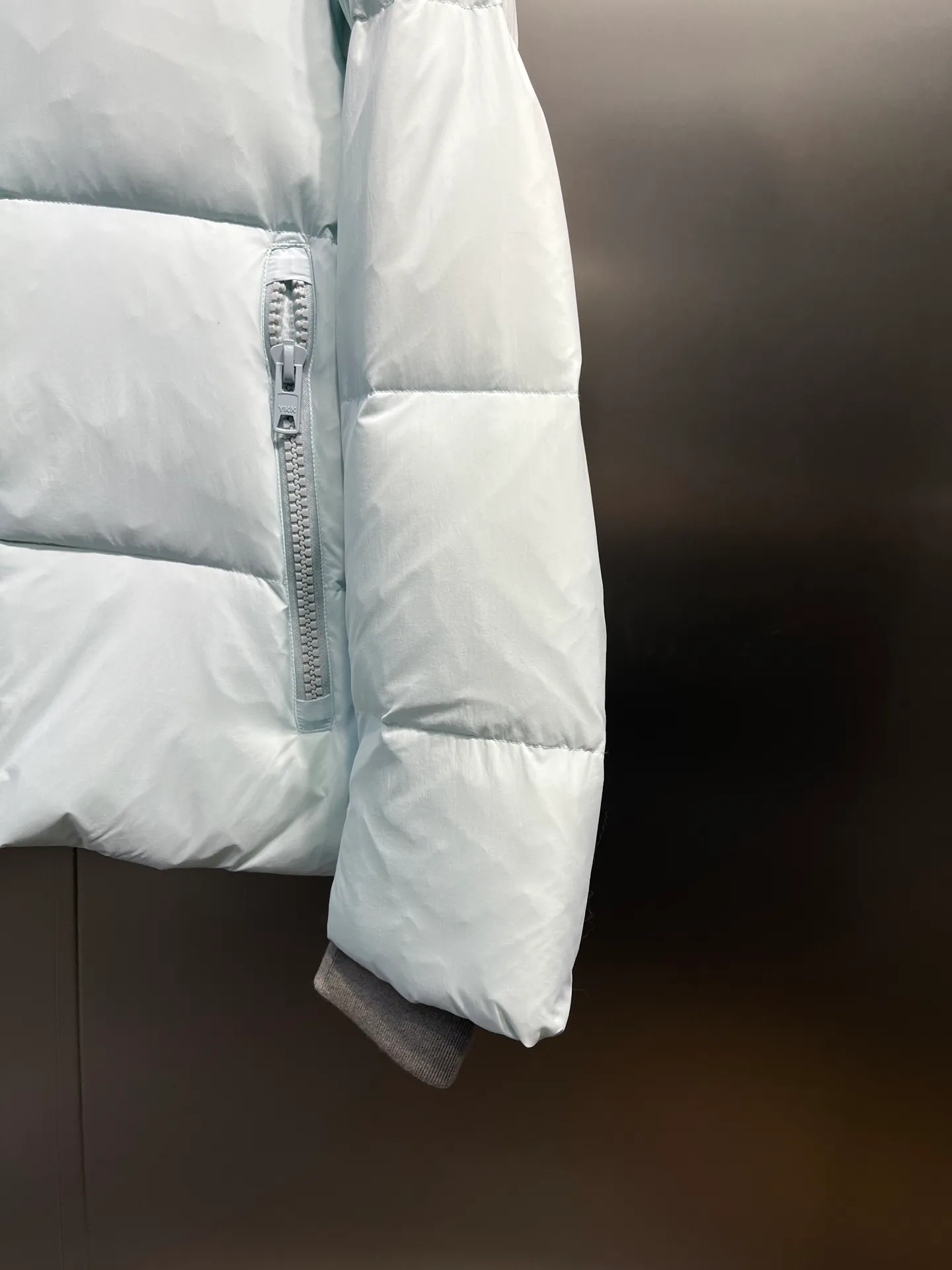 P740 Big Goose Capsule White Label Down Canada Goos* Canada Goose's new limited white label bread jacket, the same style for men and women, filled with 625 fill power white goose down, and the fabric has a satin feel. Suitable for wearing in spring and autumn in various cities, this model has a stand-up collar design, classic and versatile, and has good thermal insulation effect! Fabric + Features: ✅Fabric: 85% polyester, 15% cotton, windproof and waterproof ✅Lining: 100% polyester, windproof and waterproof ✅Filling: 80% pure white duck down, 20% pure white feathers ✅Fillness: 625 ✅Care instructions: Dry cleaning ✅Zipper: Genuine YKK two-way entrance zipper ✅TEI Temperature Feeling Index 1: Lightweight minus 5 degrees to 5 degrees Technology: ✅The fabric is made of CORDURA polyamide fabric, which is a new functional fabric and a leading technological product. The durability is 2 times higher than ordinary nylon fabric. Wear resistance, strong tear resistance, good hand feel and good color. ✅The liner is filled with imported 625 fill power 90 white duck down, the liner is reinforced with anti-runaway velvet liner, and the fly on the front center fly is designed with snap buttons to prevent ventilation and rain. Whether it is hiking, urban walking or polar exploration, this model can help you find the Cana that suits your body, activities and lifestyle. Color: pink, blue, black, white Size: xs-l